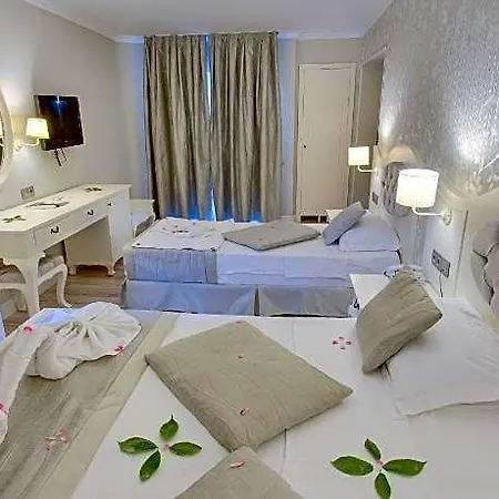 Hotel The Pinehill & 3*